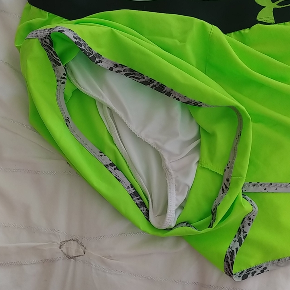 UNDER ARMOUR Running Shorts - Picture 3 of 4